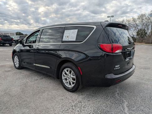 Used 2023 Chrysler Voyager LX image 5