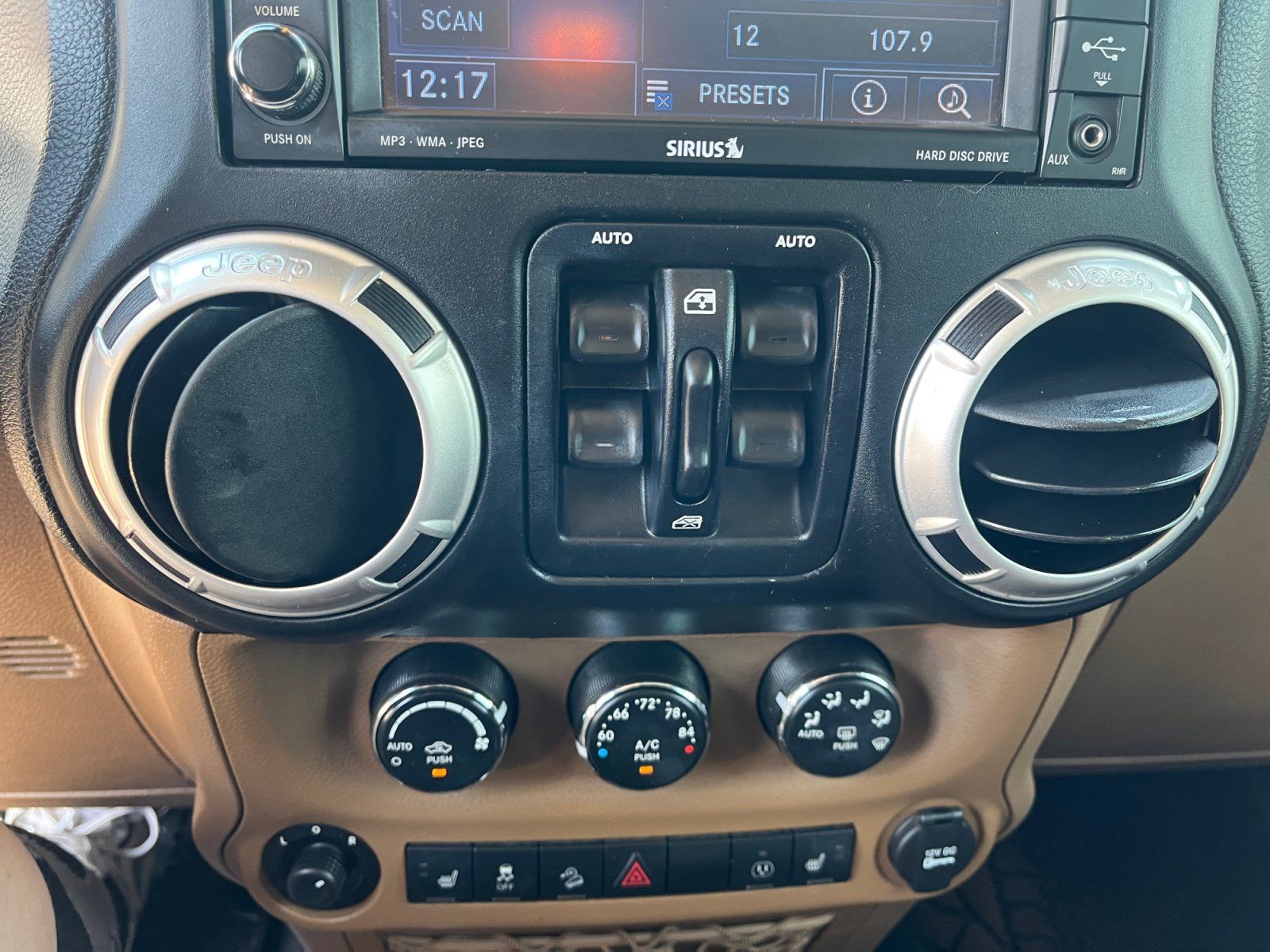 Used 2013 Jeep Wrangler Unlimited Rubicon w/ Connectivity Group AWD/4WD image 29