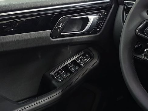 Certified 2025 Porsche Macan AWD/4WD image 21