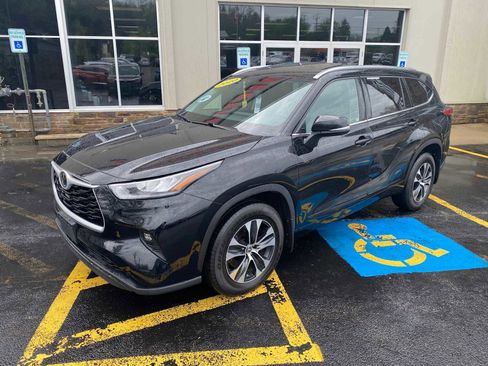 Used 2020 Toyota Highlander XLE AWD/4WD image 2