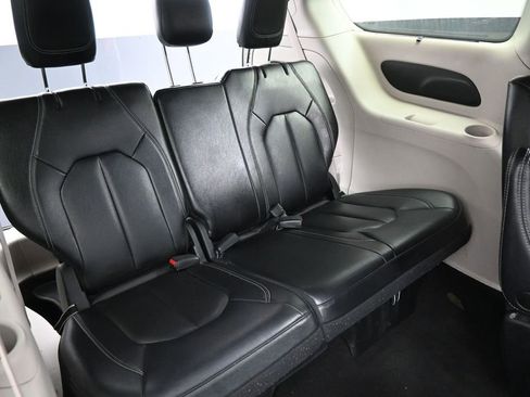 Used 2022 Chrysler Pacifica Touring-L FWD image 37