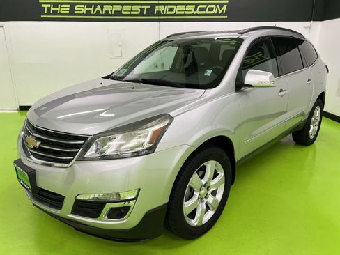 Used 2017 Chevrolet Traverse LT w/ Style and Technology Package FWD image 5