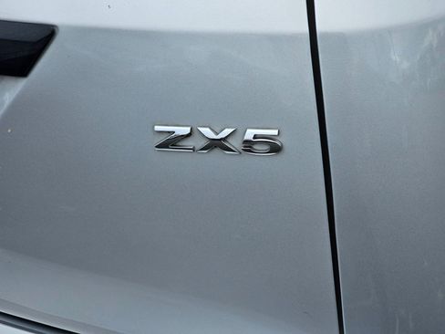 Used 2005 Ford Focus ZX5 Hatchback image 25