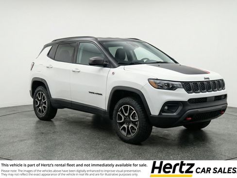 Used 2025 Jeep Compass Trailhawk image 1