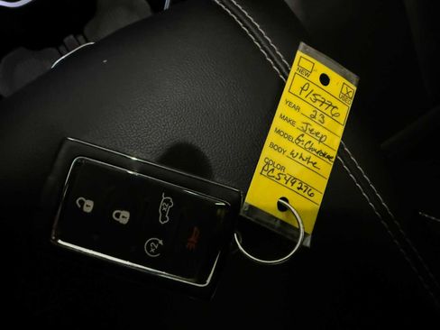 Used 2023 Jeep Grand Cherokee Limited w/ Black Appearance Package image 39