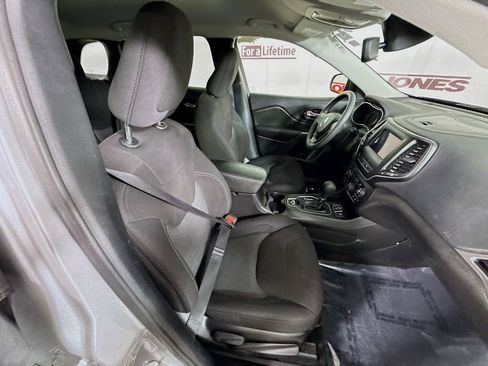 Used 2021 Jeep Cherokee Latitude w/ Mopar Interior Package FWD image 29