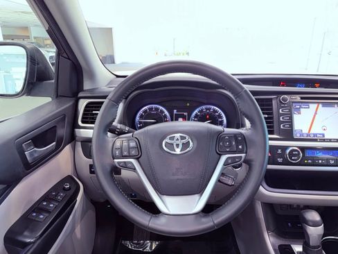Used 2018 Toyota Highlander XLE image 19