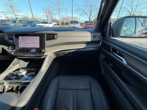 Certified 2024 Jeep Wagoneer Series III image 21