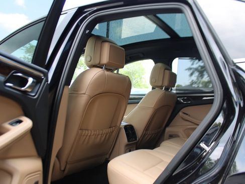 Certified 2025 Porsche Macan image 27