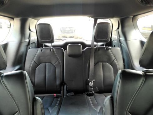 Used 2025 Chrysler Pacifica Select image 34