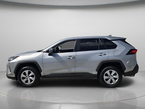 Used 2022 Toyota RAV4 LE AWD/4WD image 4