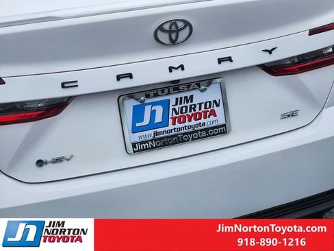 Used 2025 Toyota Camry SE FWD image 11