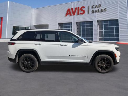 Used 2025 Jeep Grand Cherokee Altitude AWD/4WD image 7