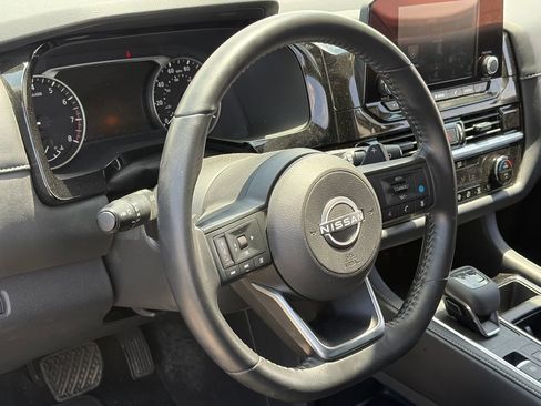 Used 2025 Nissan Pathfinder SV FWD image 8