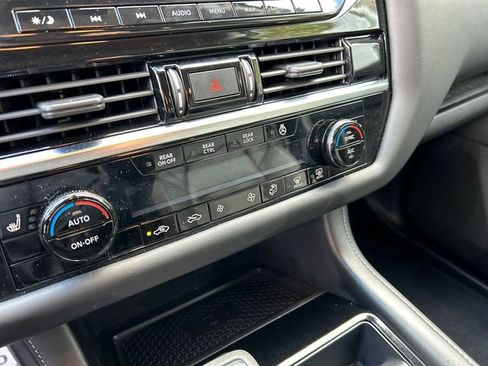 Certified 2023 Nissan Pathfinder SL w/ Black Appearance Package AWD/4WD image 17