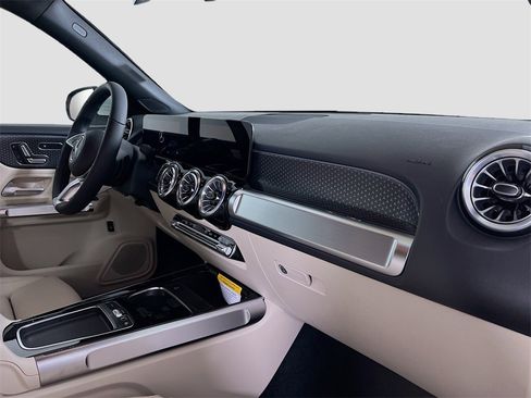 New 2025 Mercedes-Benz GLB 250 4MATIC image 28