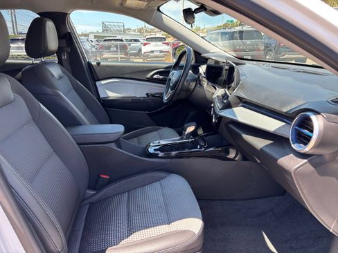 Used 2025 Chevrolet Trax LT w/ LT Convenience Package FWD image 35