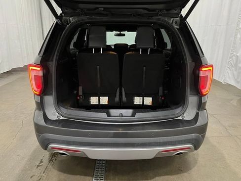 Used 2017 Ford Explorer XLT w/ Equipment Group 202A FWD image 13