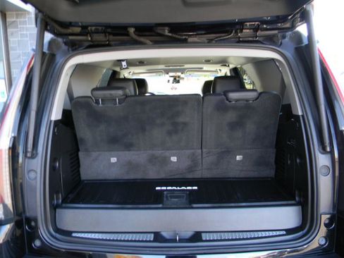 Used 2017 Cadillac Escalade Luxury image 13