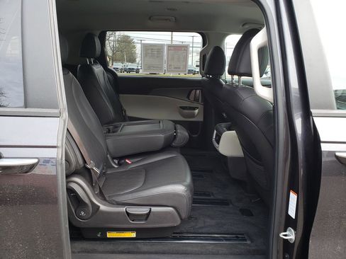 Used 2022 Kia Carnival LX image 16