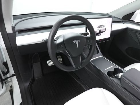 Used 2024 Tesla Model Y Performance image 12