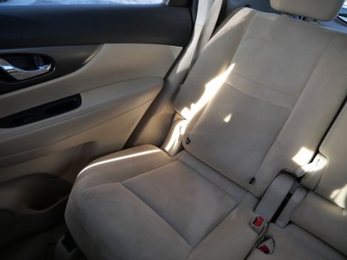 Used 2015 Nissan Rogue S image 12