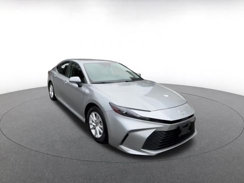 Used 2025 Toyota Camry LE image 3