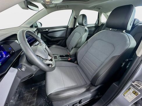 Used 2025 Volkswagen Jetta SE image 12