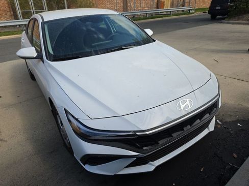 Used 2025 Hyundai Elantra SE image 2