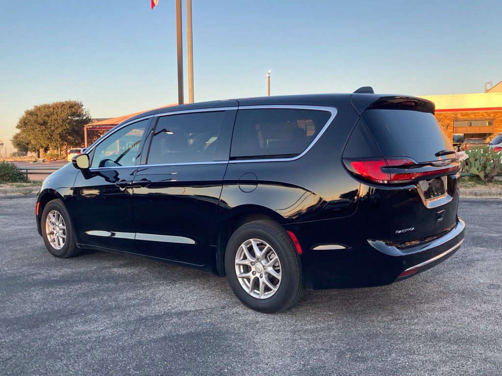 Used 2026 Chrysler Pacifica Select FWD image 7