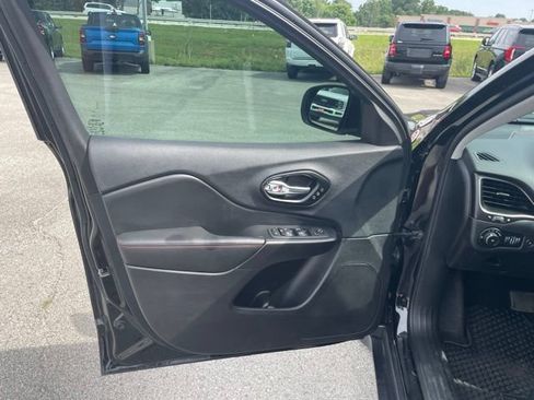 Used 2021 Jeep Cherokee Trailhawk w/ Technology Group AWD/4WD image 17