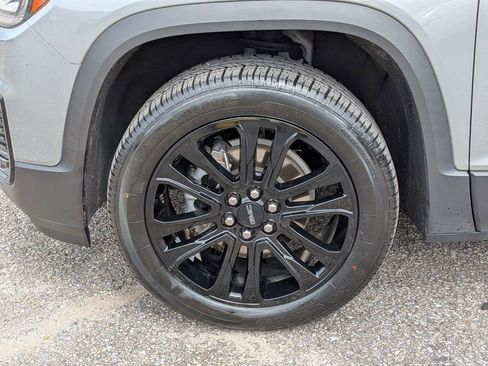Used 2023 GMC Acadia SLE w/ Driver Convenience Package FWD image 11