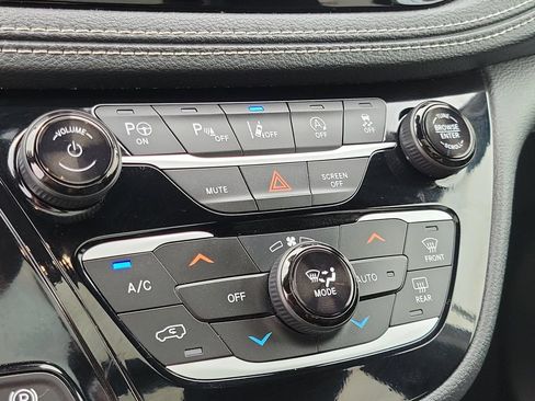Used 2020 Chrysler Pacifica Limited w/ Advanced Safetytec Group FWD image 32
