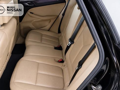 Used 2018 Porsche Macan AWD/4WD image 9
