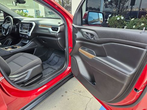 Used 2023 GMC Acadia SLE image 30