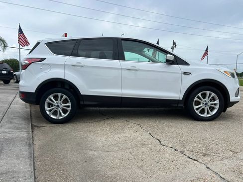 Used 2017 Ford Escape SE FWD image 2