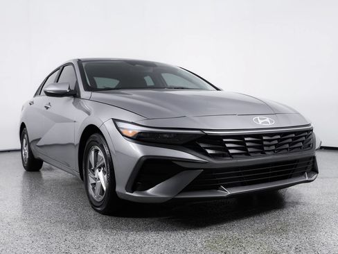 Used 2025 Hyundai Elantra SE FWD image 10