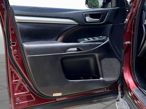 Used 2017 Toyota Highlander XLE FWD image 22