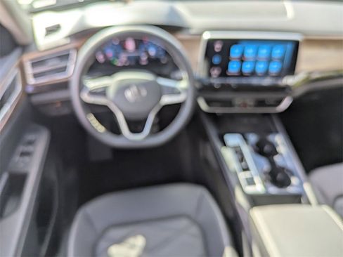 Used 2025 Volkswagen Atlas SE image 25