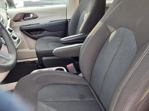 Certified 2024 Chrysler Voyager LX image 32