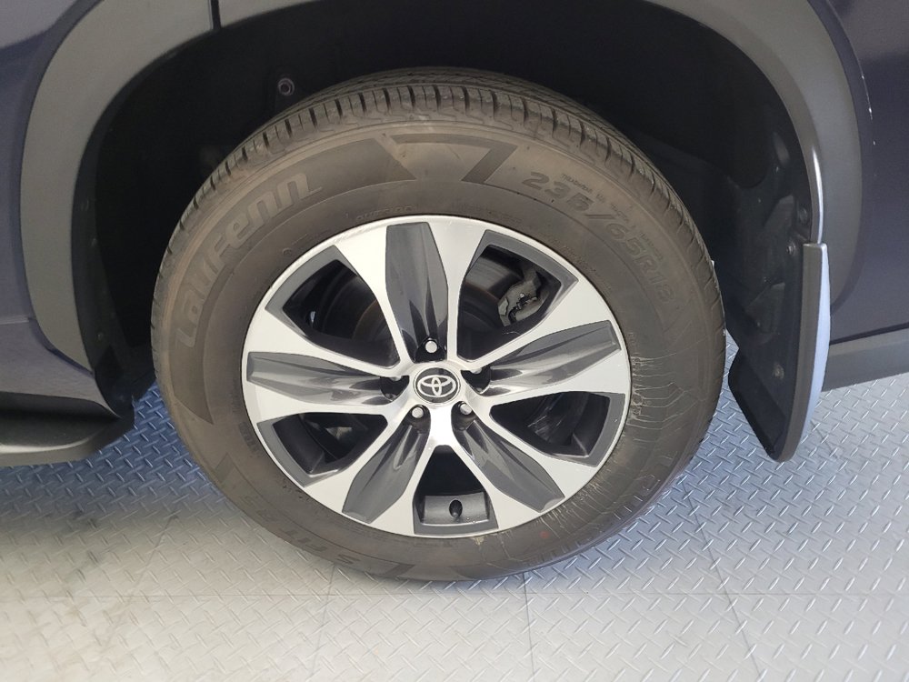 Used 2021 Toyota Highlander XLE AWD/4WD image 31