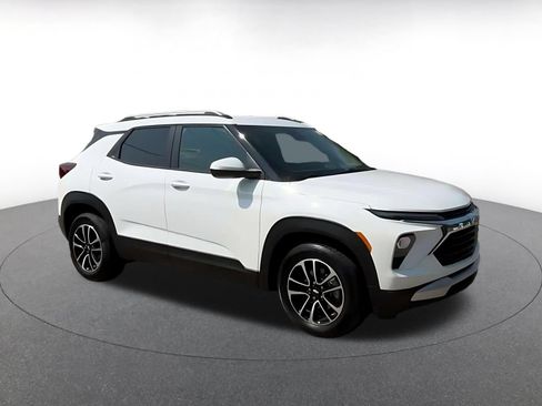 Used 2025 Chevrolet TrailBlazer LT FWD image 2