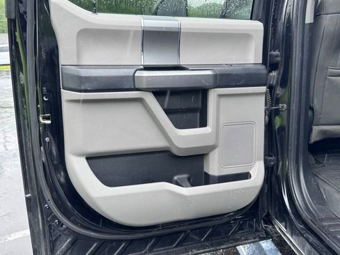 Used 2017 Ford F250 XLT w/ XLT Premium Package AWD/4WD image 13