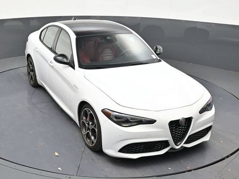 Used 2024 Alfa Romeo Giulia Veloce RWD image 18