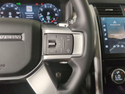 Certified 2025 Land Rover Discovery Dynamic SE image 16