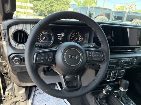 Used 2026 Jeep Gladiator Sport AWD/4WD image 18