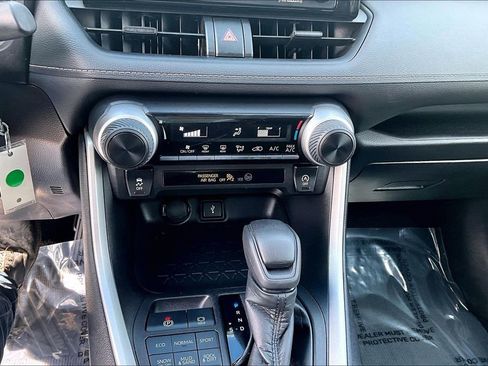 Used 2021 Toyota RAV4 LE w/ Carpet Mat Package (TMS) AWD/4WD image 30