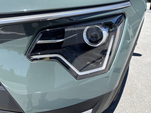Certified 2023 Kia Niro EX FWD image 10