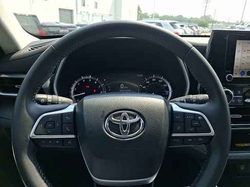Used 2024 Toyota Highlander XLE AWD/4WD image 19