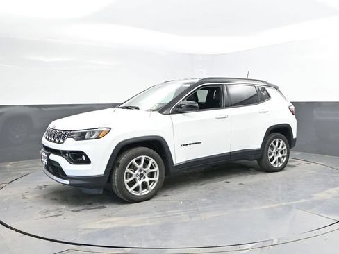 Used 2025 Jeep Compass Limited AWD/4WD image 7